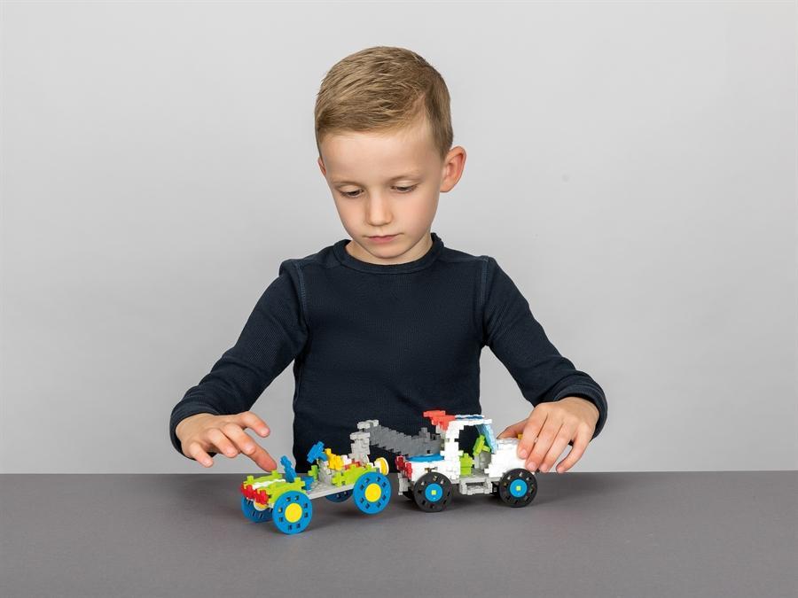 Vehicles Learn to Build Set